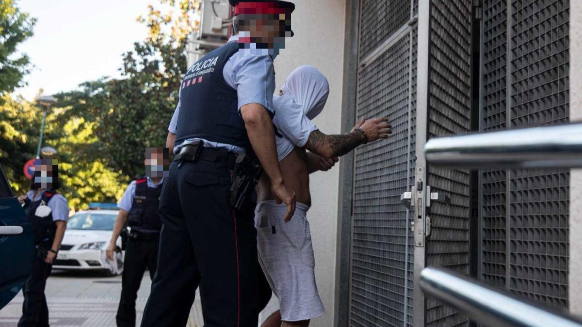 Un dels detinguts entrant aquest matí a la seu judicial de Santa Coloma