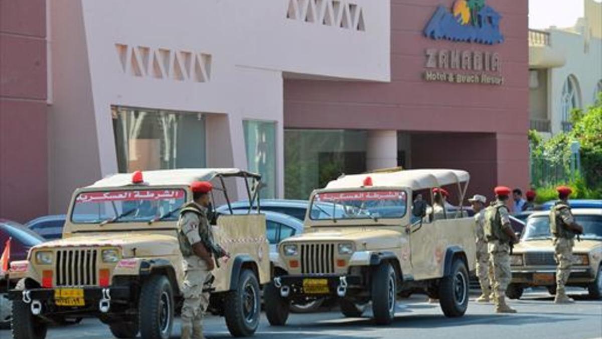 El Ejército vigila uno de los hoteles atacados en Hurgada, Egipto