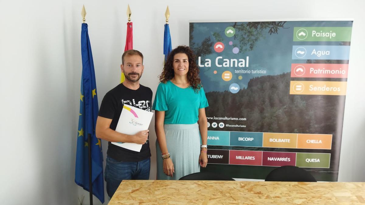 La alcaldesa de Bicorp, Carolina Mas, con Nacho Vila del Fons.