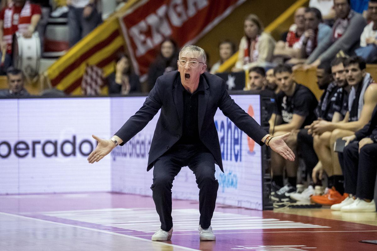 El entrenador del Girona, Moncho Fernández, se queja de una acción durante el encuentro disputado en Fontajau
