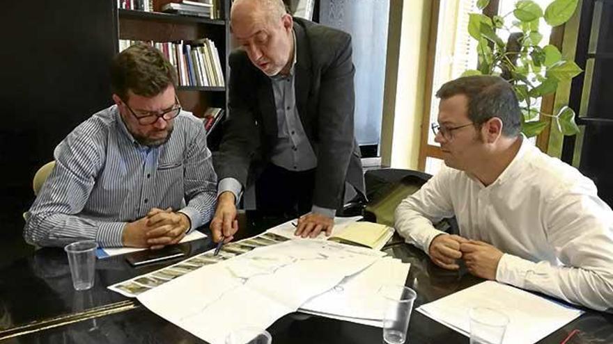 El alcalde de Marratxí comenta los detalles del proyecto con el alcalde de Palma.