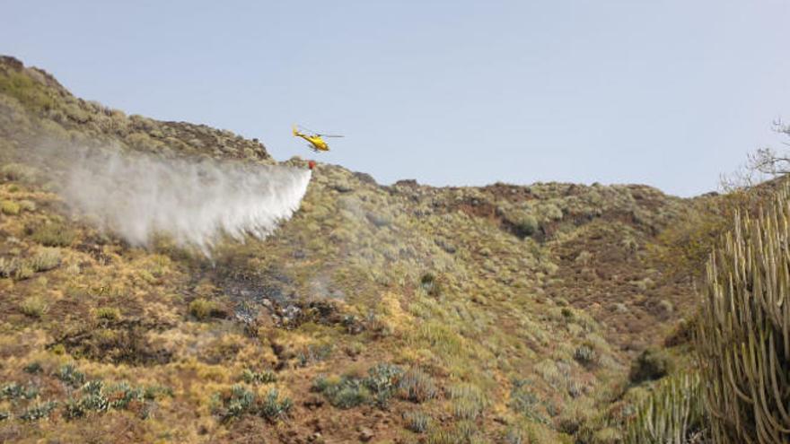 El helicóptero apaga las llamas en María Jiménez.