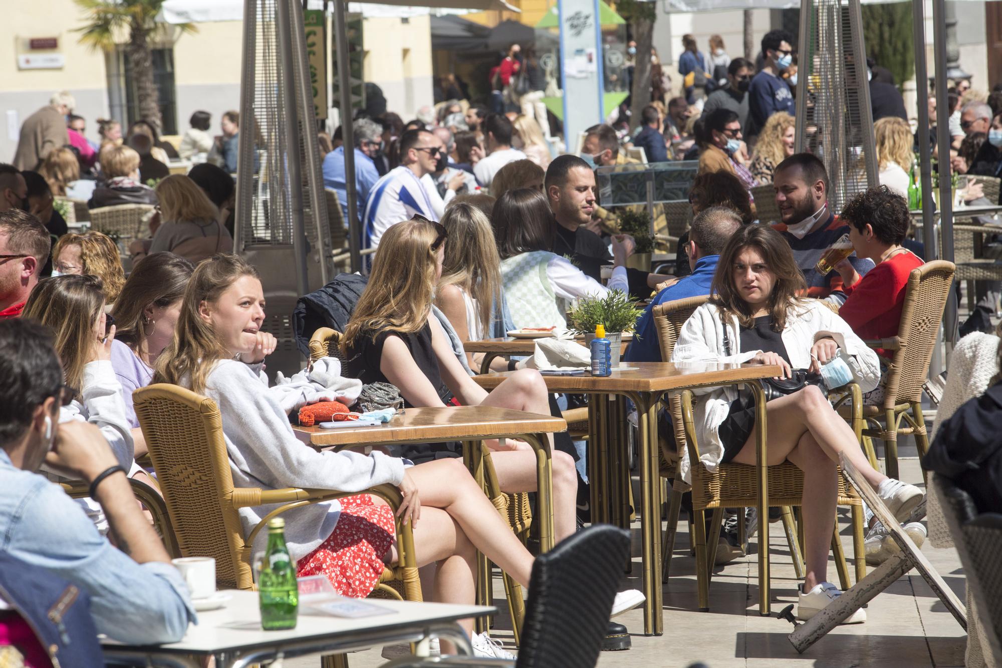 El sol y las buenas temperaturas abarrotan València