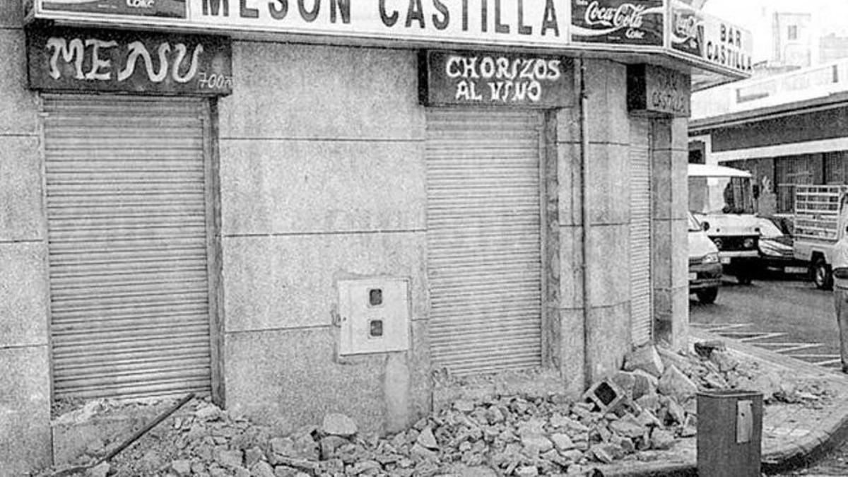 Ladrillos derribados en el bar Castilla tras el levantamiento del precinto.
