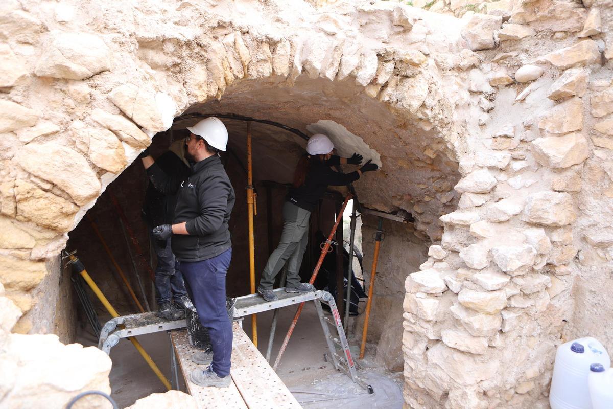 Labores de restauración en la conocida como 'Puerta del Pescado'.