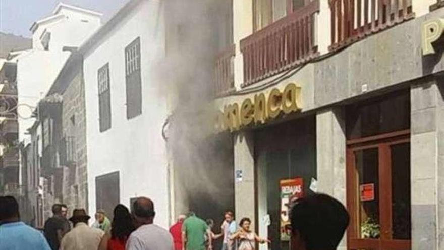 Un hombre mata a su expareja al rociarla con líquido inflamable y prenderle fuego