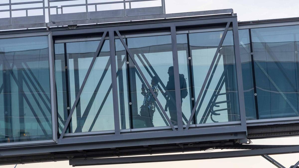 Pasajeros embarcan en el aeropuerto de Lavacolla.