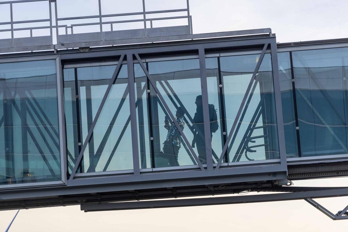 Pasajeros embarcan en el aeropuerto de Lavacolla.