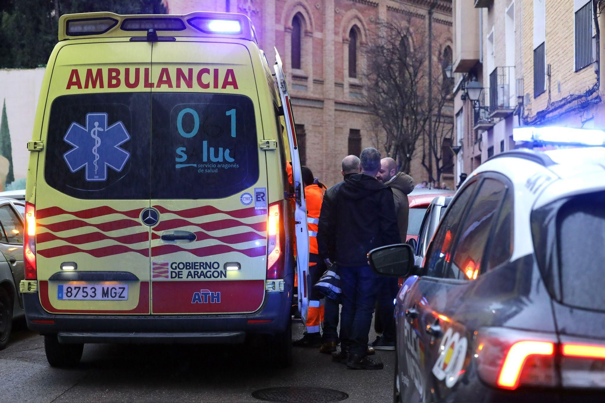 EN IMÁGENES | Un hombre se atrinchera en su casa tras apuñalar a otro en el cuello tras una pelea en la calle El Sepulcro de Zaragoza