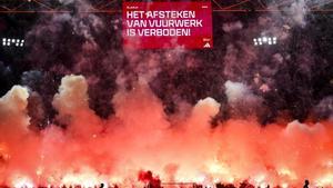 Hinchas del Ajax encienden bengalas, petardos y fuegos artificiales