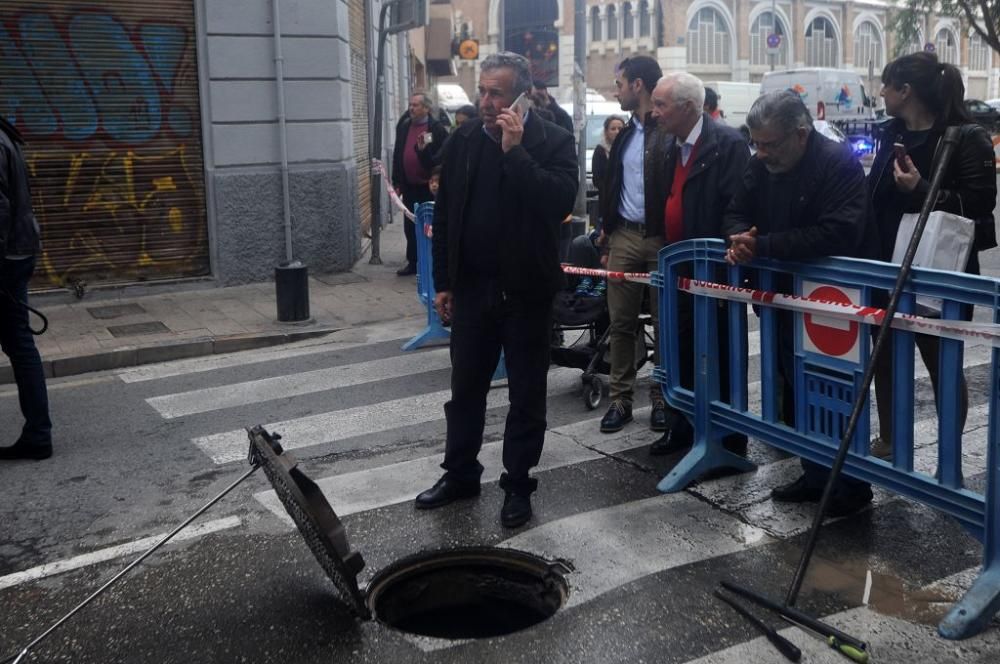 Revienta una tubería en el centro de Murcia