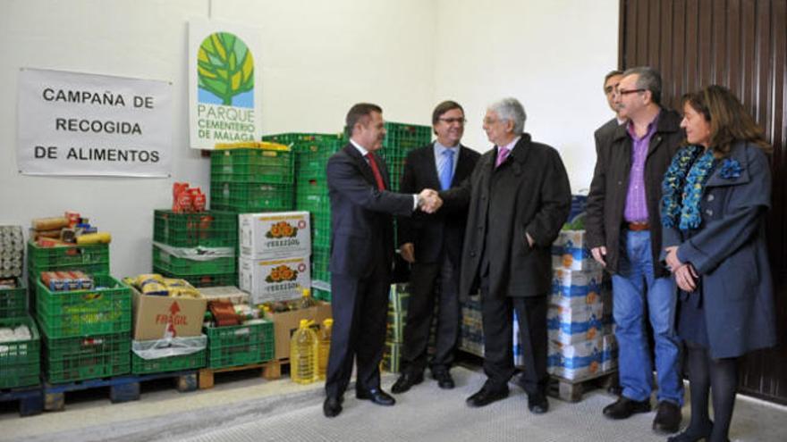 La concejala de Medio Ambiente, Ana Navarro, y el gerente de Parcemasa, Federico Souvirón, han hecho entrega este lunes de tres toneladas de alimentos al presidente de la asociación Bancosol, Javier Peña Vázquez.