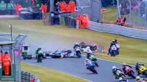 Dos pilotos pierden la vida en la British SuperSport en la primera curva del circuito de Oulton Park
