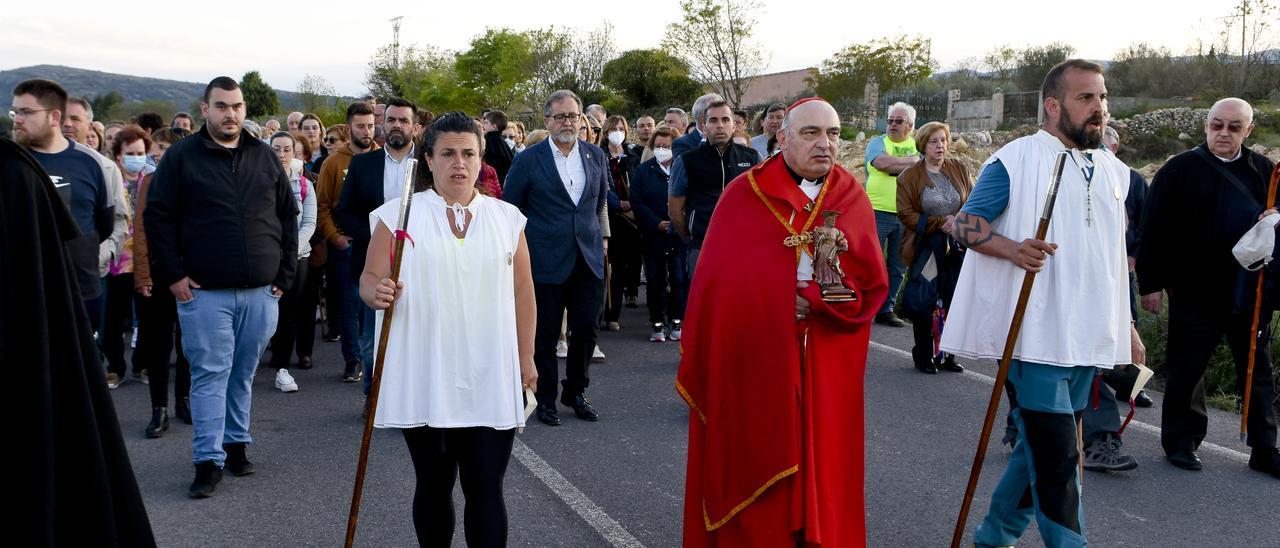 Enrique Benavent, gran amante de las caminatas, calzado con deportivas en una romería en Castellón.