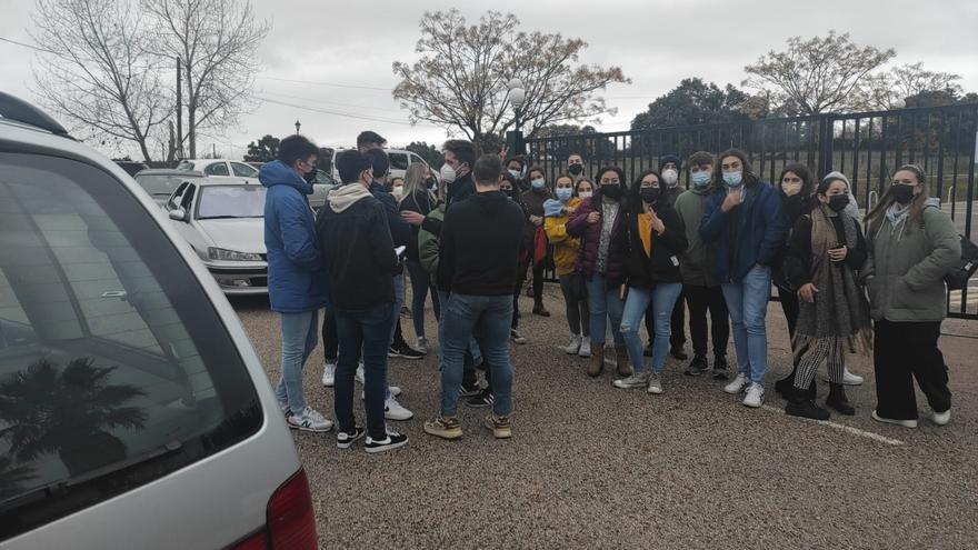 Quejas en la devolución de entradas del cotillón de Aralia: &quot;No nos dan nuestro dinero&quot;