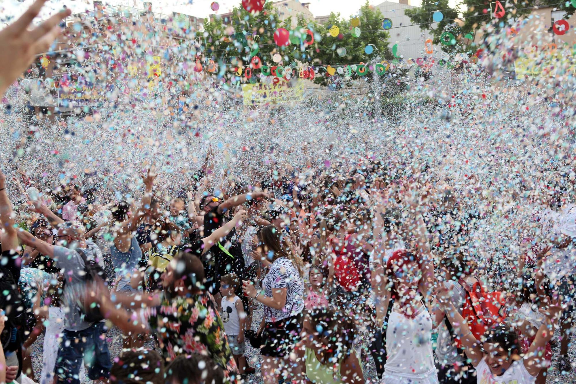 Pluja de confeti a la Festa Major Infantil de Sant Joan de Vilatorrada