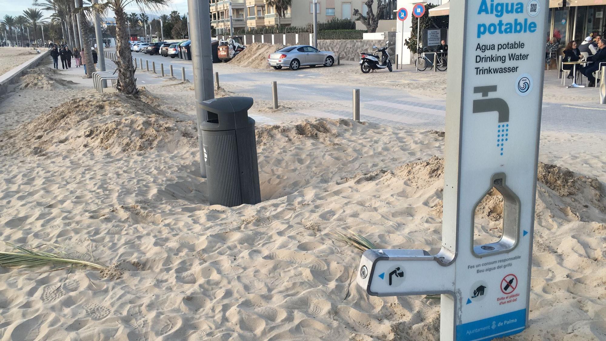 FOTOS| El tiempo en Mallorca: Grandes cantidades de arena invaden la primera línea de Ciudad Jardín, en Palma