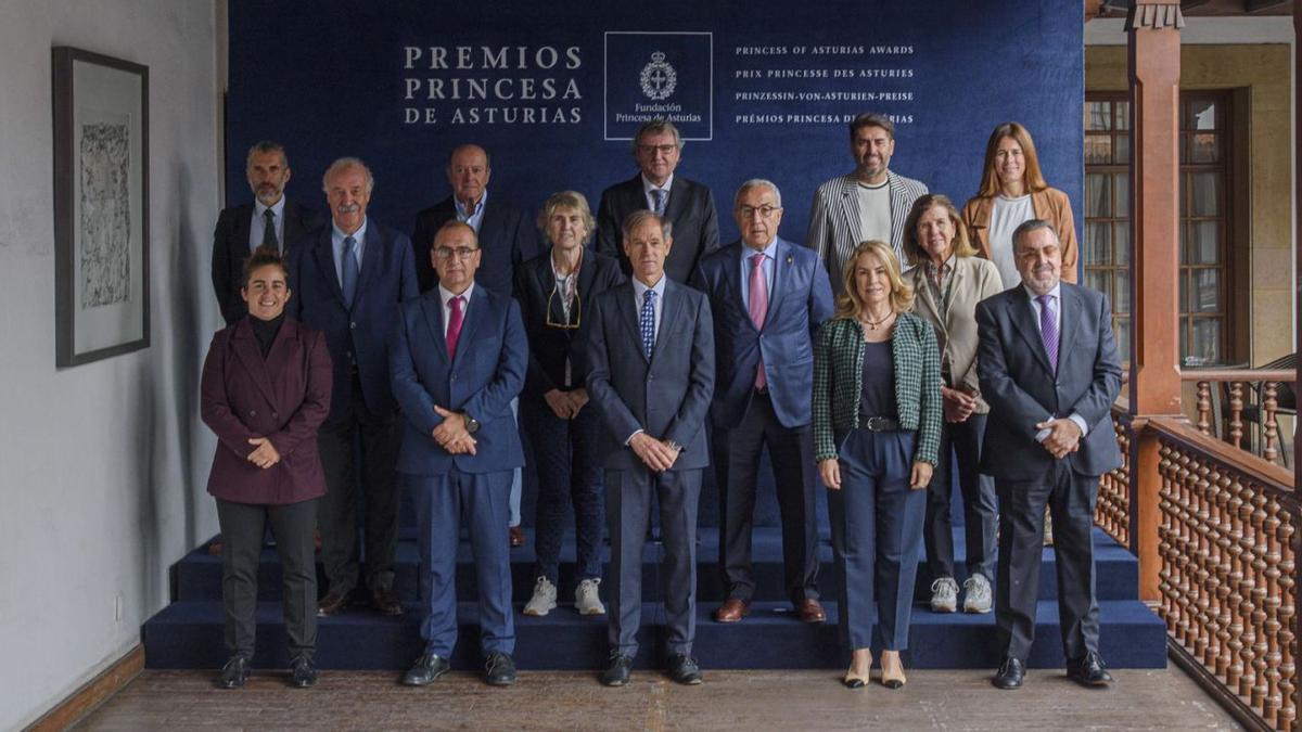 Componentes del jurado del premio “Princesa de Asturias” de los Deportes. Por la izquierda, en segunda fila, Alberto Suárez Laso, Vicente del Bosque, Joaquín Folch-Rusiñol, Paloma del Río, Santiago Noya, Alejandro Blanco, Vicente Jiménez, María Paz Corominas y Edurne Pasabán; delante, Patricia García, Juan Ignacio Gallardo, Abel Antón, Theresa Zabell y Miguel Carballeda. | J. Casanova