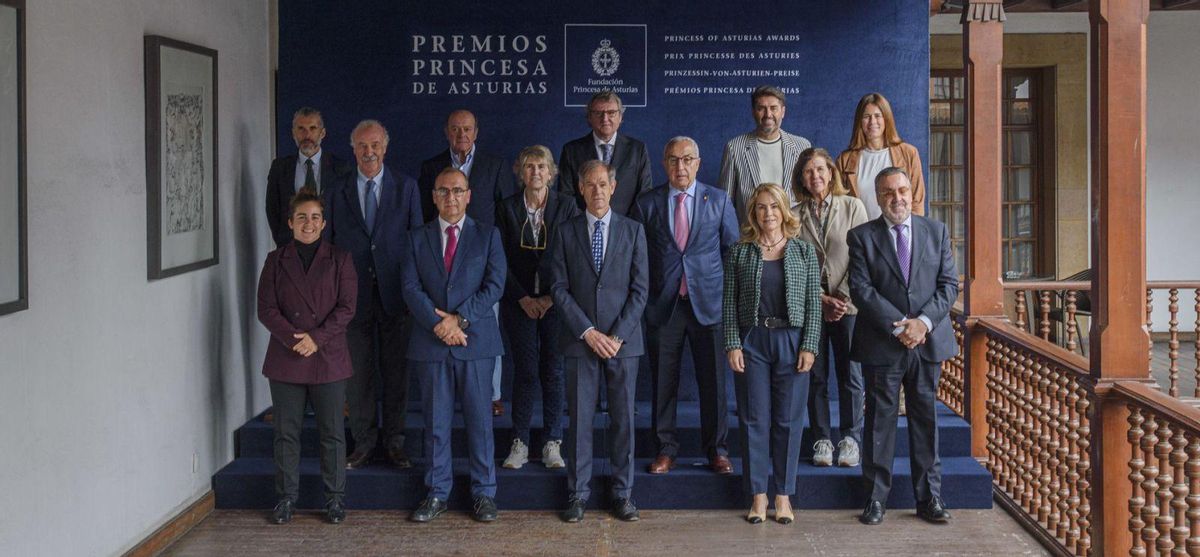 Componentes del jurado del premio “Princesa de Asturias” de los Deportes. Por la izquierda, en segunda fila, Alberto Suárez Laso, Vicente del Bosque, Joaquín Folch-Rusiñol, Paloma del Río, Santiago Noya, Alejandro Blanco, Vicente Jiménez, María Paz Corominas y Edurne Pasabán; delante, Patricia García, Juan Ignacio Gallardo, Abel Antón, Theresa Zabell y Miguel Carballeda. | J. Casanova
