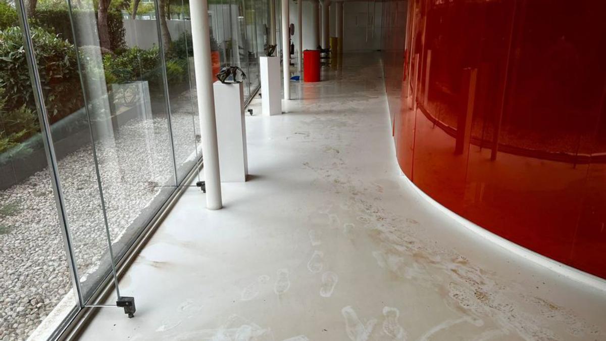 El agua también afectó al interior del Centro Cultural de Jesús. F 