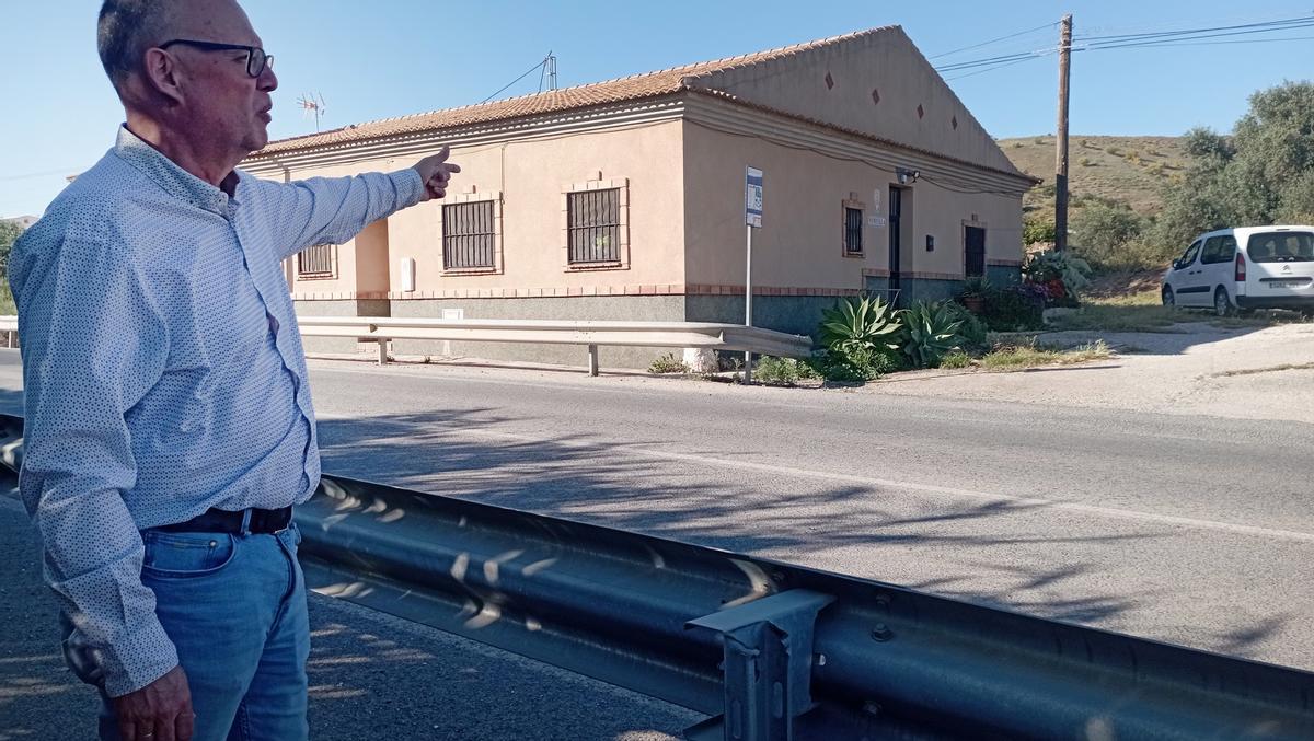 Rafael Linares señala la parada del bus. Habría que saltar el quitamiedos y cruzar.