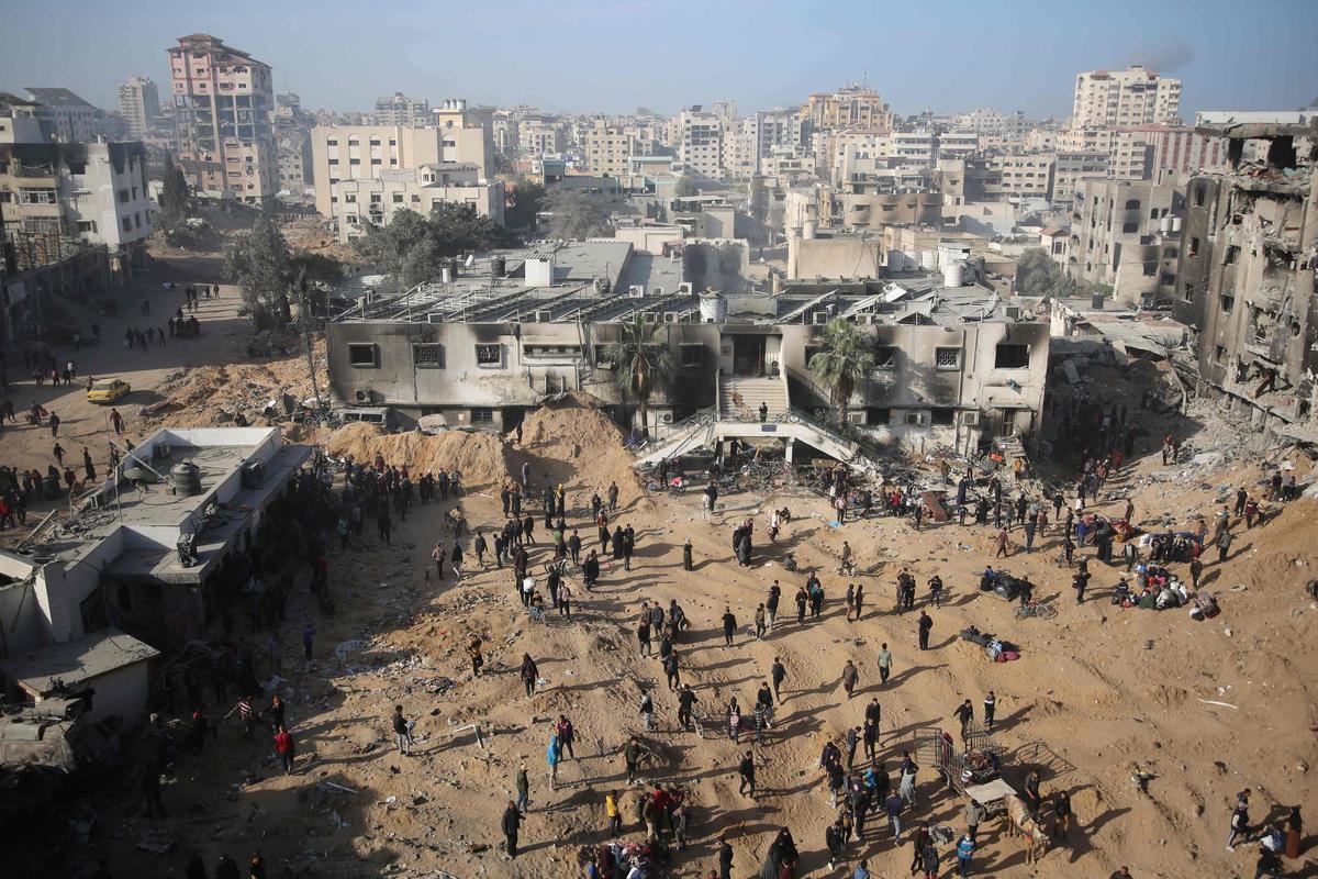 Los palestinos inspeccionan los daños en el hospital Al-Shifa de Gaza después de que el ejército israelí se retirara del complejo que alberga el hospital el 1 de abril de 2024, en medio de las batallas en curso entre Israel y el grupo militante Hamás.