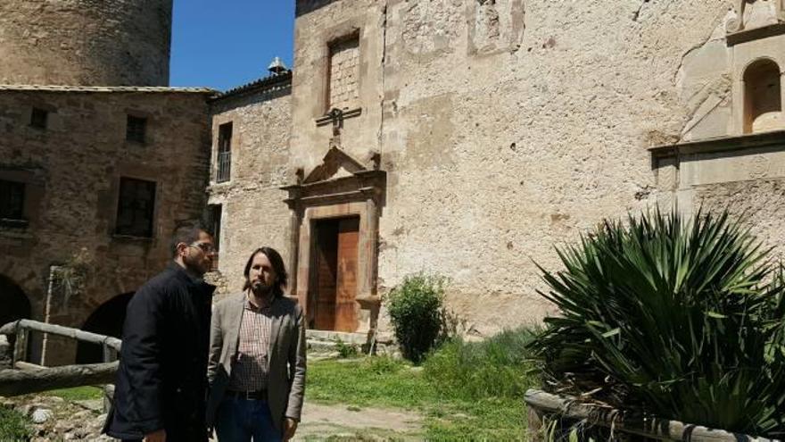 L&#039;alcalde de Fonollosa, Eloi Hernández, amb el diputat d&#039;Urbanisme, Josep Ramon Mut, davant les Torres de Fals