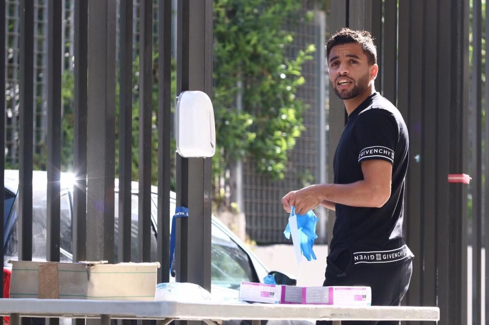 Desde las 9h de la mañana, jugadores, cuerpo técnico y personal del Málaga CF han ido pasando por el estadio de La Rosaleda para someterse a las pruebas de detección del Covid-19.