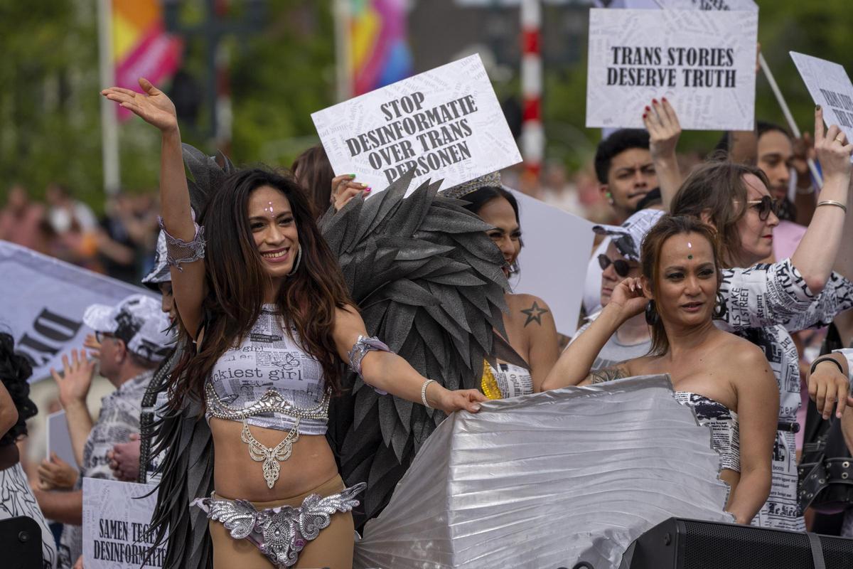 Celebran el desfile anual del orgullo LGTB+ por el Canal en Ámsterdam