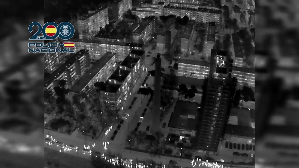 Vista aérea nocturna de los bloques de Villaverde donde se ocultaban 13 plantaciones interiores de marihuana.