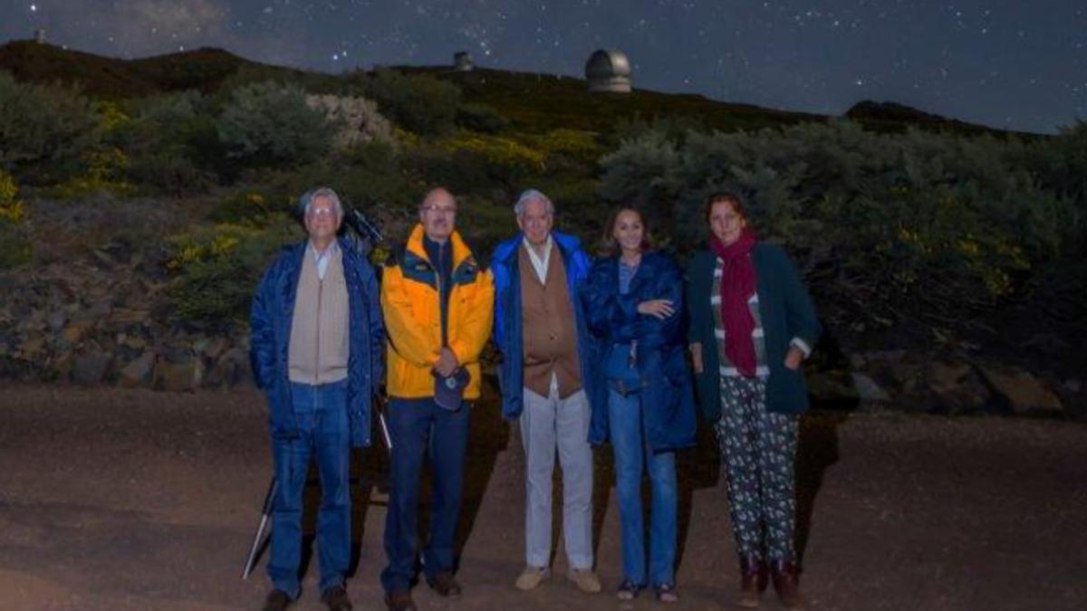 El escritor Mario Vargas Llosa junto al exdirector del IAC, Rafael Rebolo bajo el cielo de La Palma