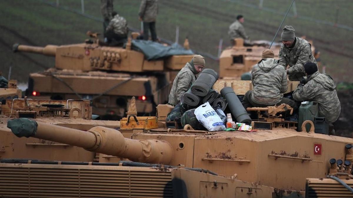 zentauroepp41760330 turkish soldiers stand on top of their tanks near the turkis180124123152