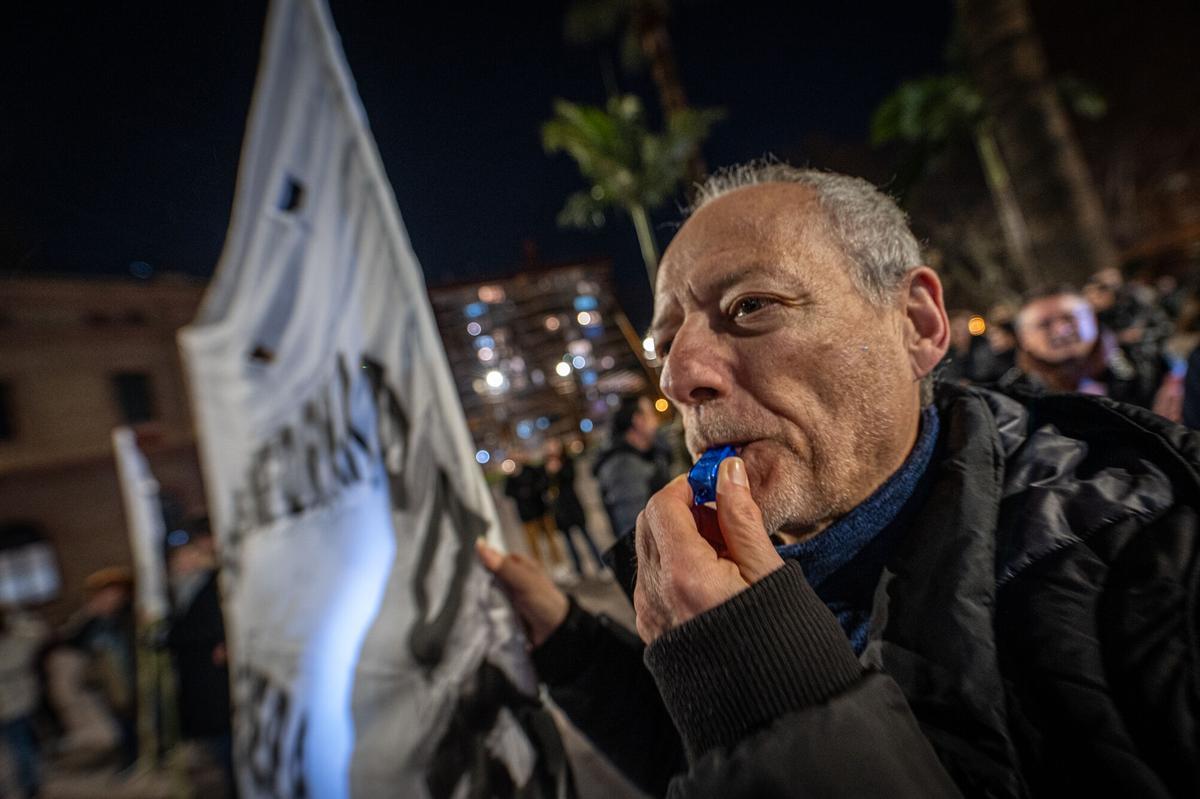 Manifestación de vecinos de la Prosperitat que piden una solución para los cortes de luz que sufren y el traslado de un transformador que se incendió en septiembre. Manifestación de vecinos de la Prosperitat que piden una solución para los cortes de luz que sufren y el traslado de un transformador que se incendió en septiembre.