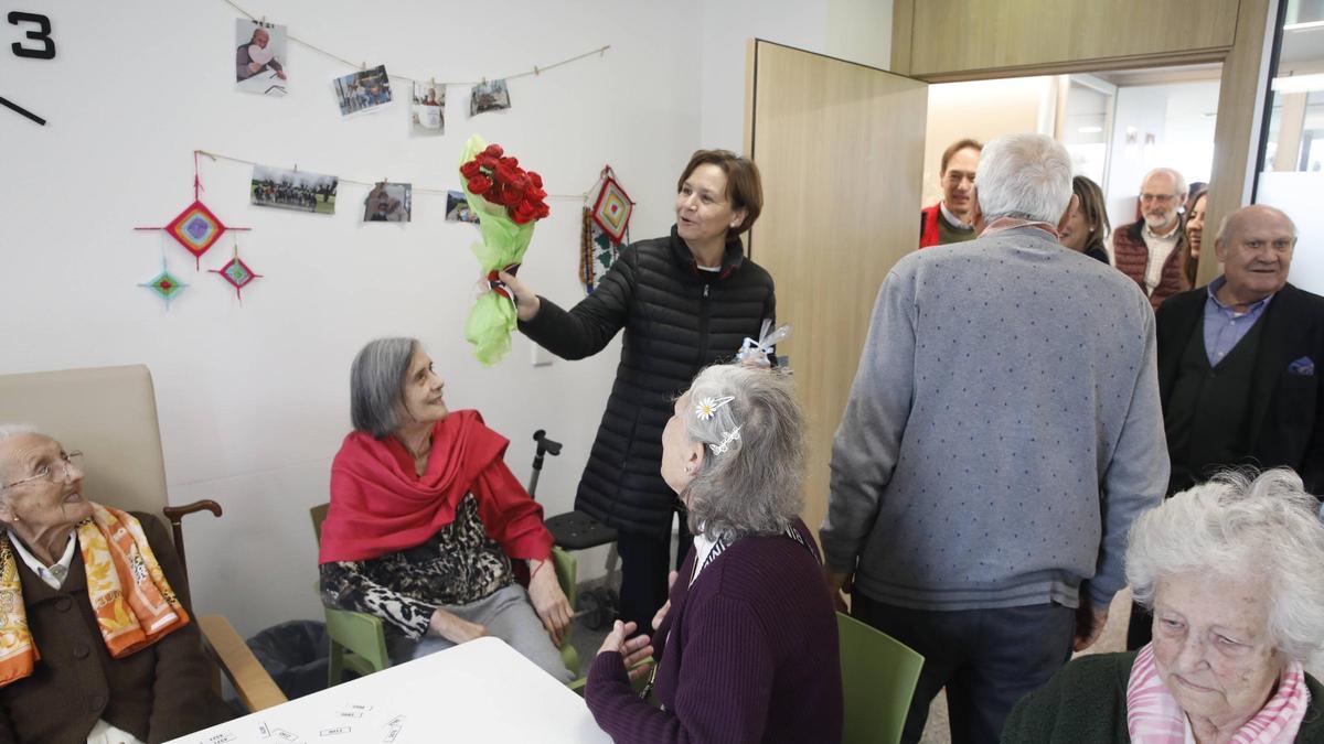 La visita de la Alcaldesa de Gijón a la residencia de mayores "La Golondrína", en imágenes