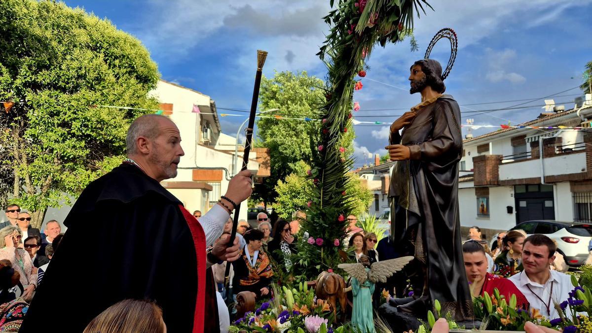 El alcalde de Malpartida, Alfredo Aguilera, entrega el bastón de mando a san Isidro.