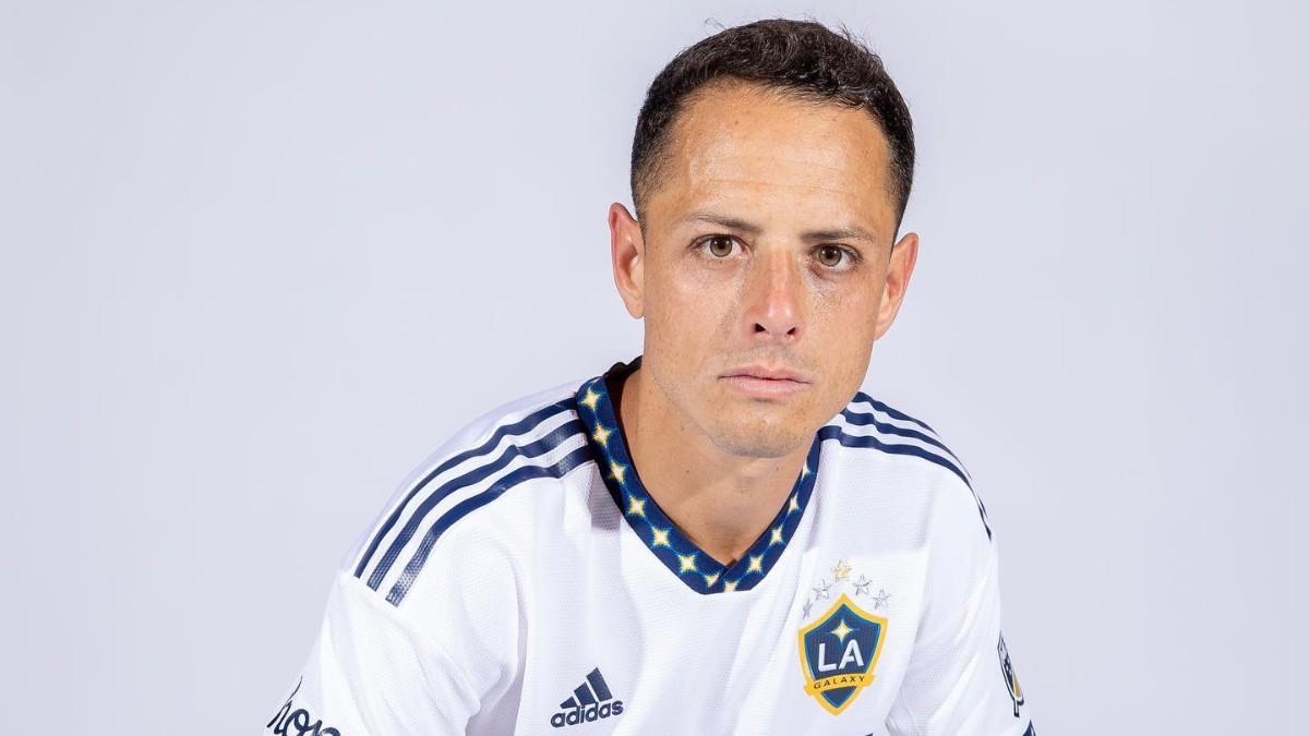 Chicharito posando para las fotos oficiales de LA Galaxy