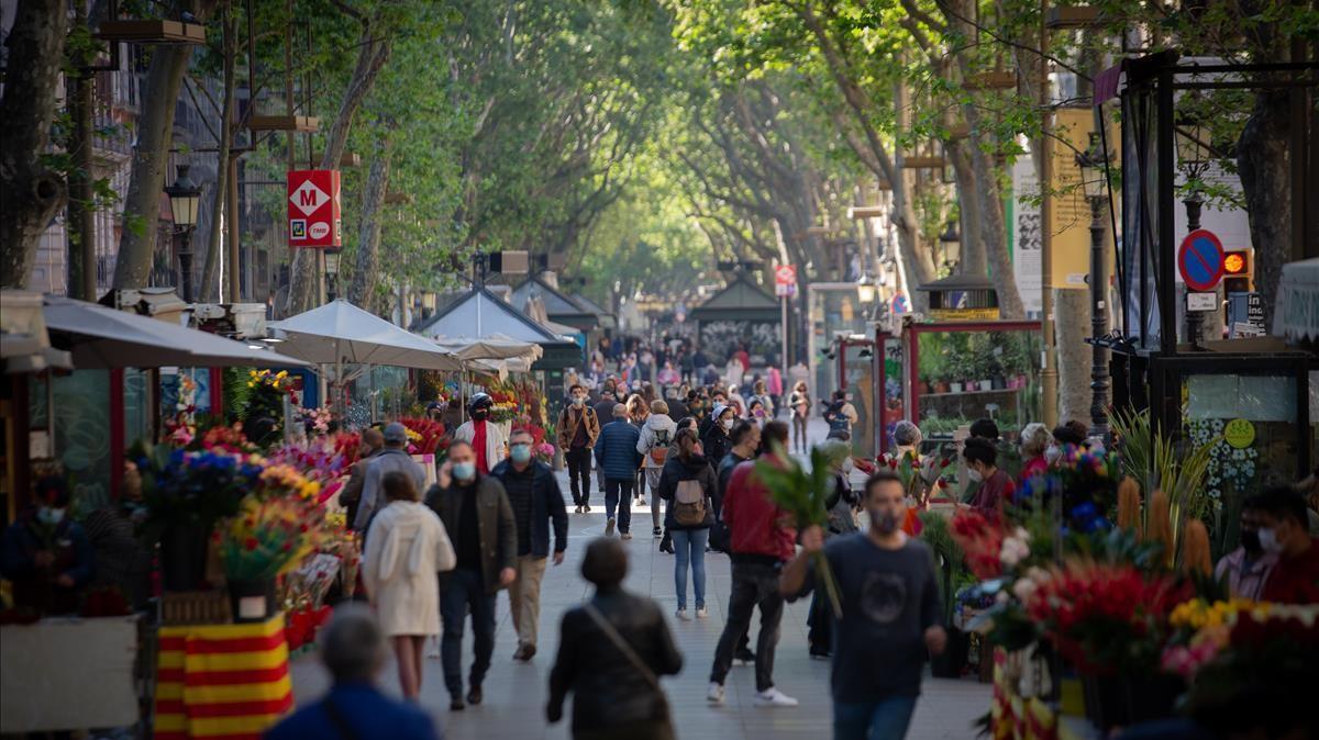 Las Rambles de Barcelona vuelven a recuperar el ambiente festivo en la diada de Sant Jordi de este año.