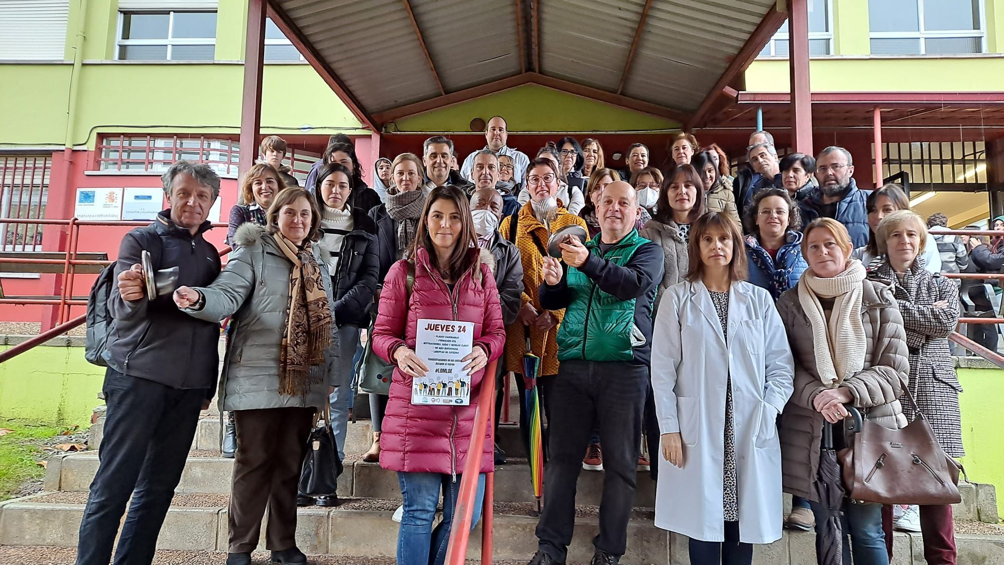 EN IMÁGENES: Decenas de profesores se manifiestan en Asturias contra la LOMLOE