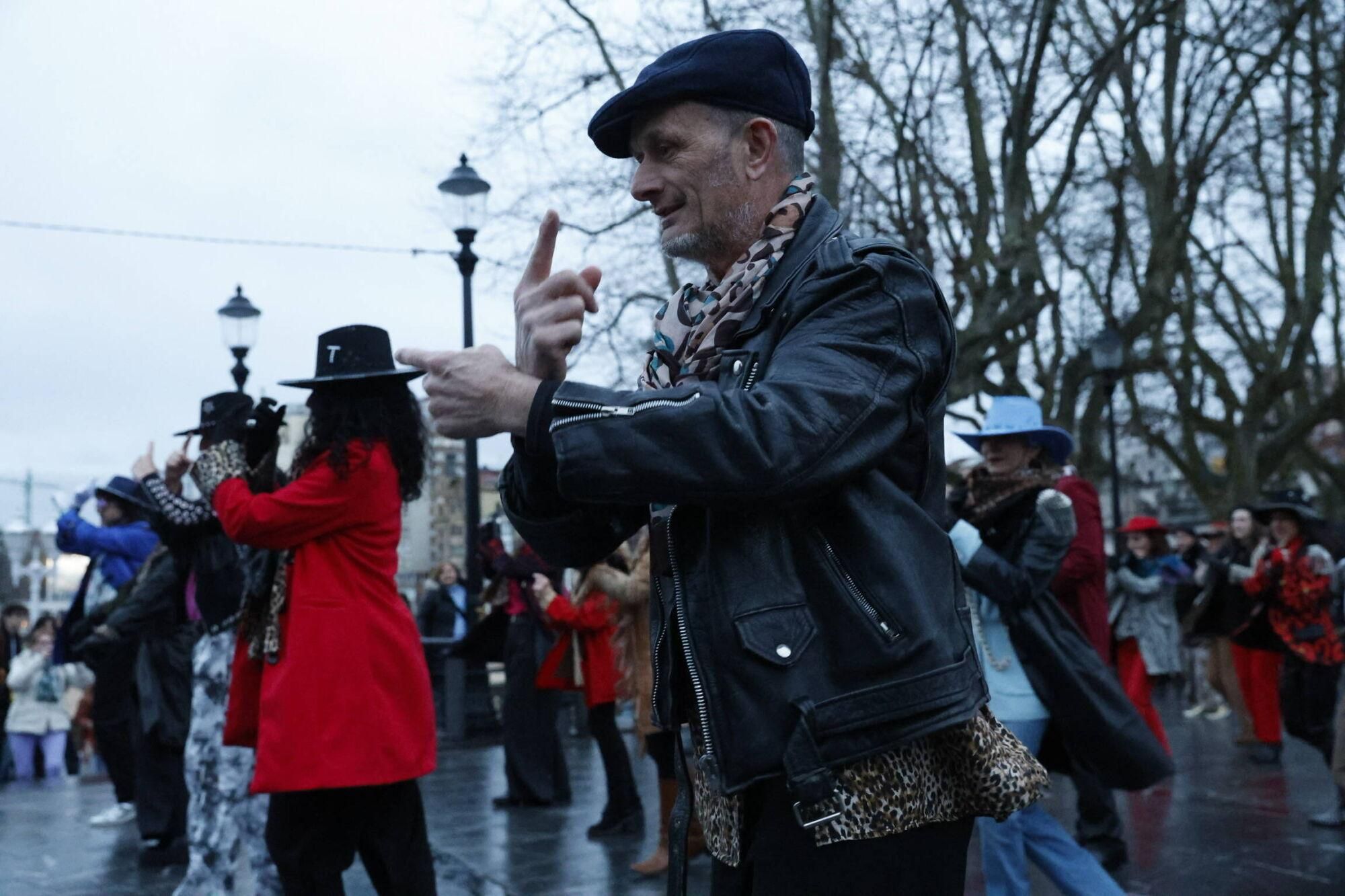 EN IMÁGENES: Flashmob en honor a Tino Casal en Gijón