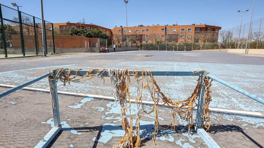 Una de las porterías del campo del fútbol, caída y con aspecto oxidado en Santa Faz, esta semana. | HÉCTOR FUENTES