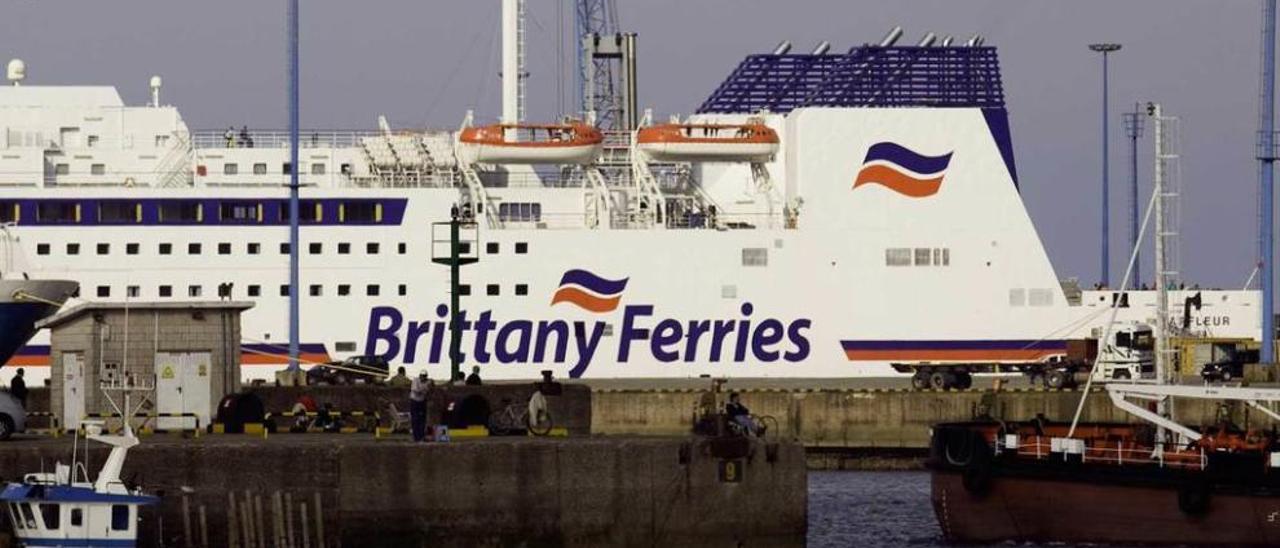 Un barco de Brittany Ferries atracado en La Osa, el pasado mayo, para repostar combustible.