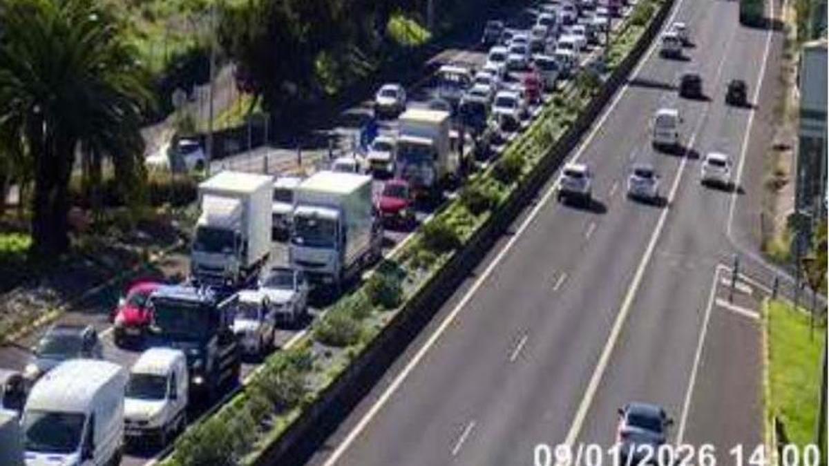 Colas en la TF-5 por el accidente.