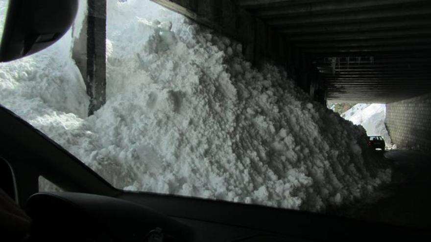 La nieve aísla Panticosa y obliga al uso de cadenas en los puertos