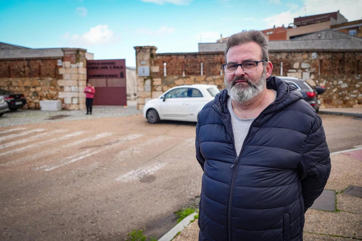 Juan Carlos Morillo, monitor de la comunidad terapéutica Arca de Noé, delante del albergue en el que han sido realojados.
