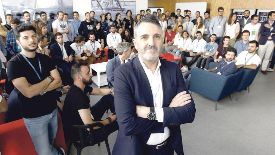 Javier Jimenez, director general de Lanzadera, junto a los seleccionados.