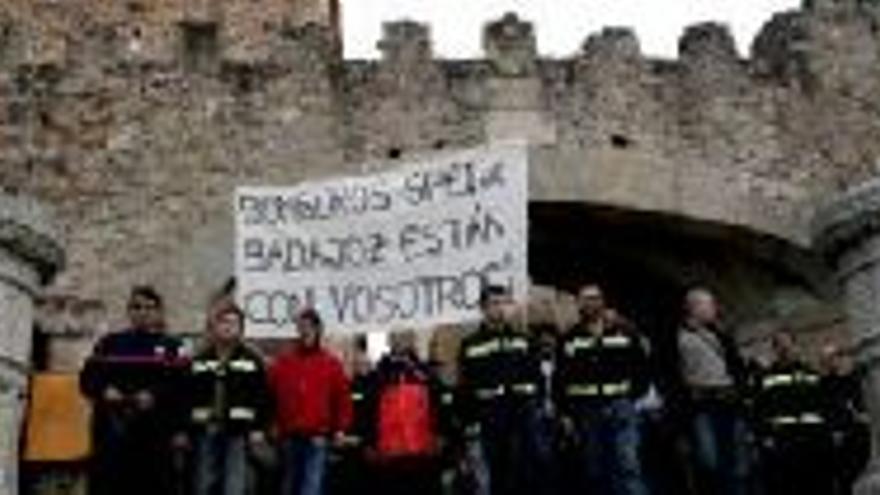 30 agentes de Badajoz piden atención para los huelguistas