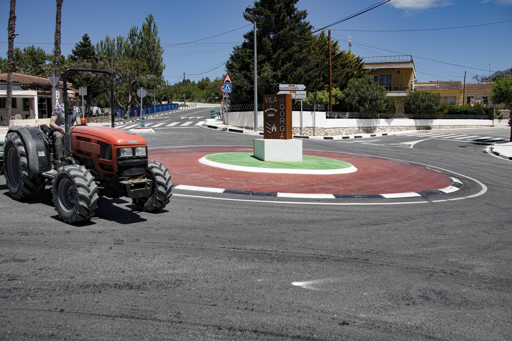 Obras Públicas renueva la travesía de Gorga para dar más seguridad a vehículos y peatones