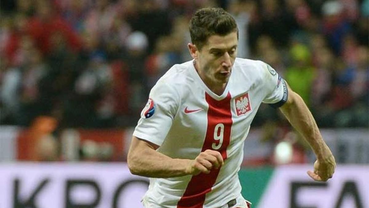 Lewandowski celebró la clasificación de Polonia para la Eurocopa 2016 bebiendo champán