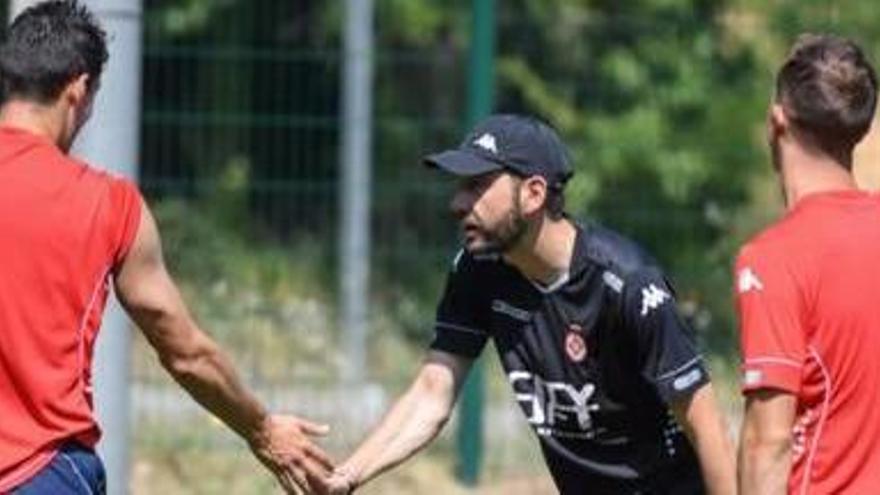 Pablo Machín, durant l&#039;entrenament que ahir va realitzar el Girona a les instal·lacions de Montilivi.