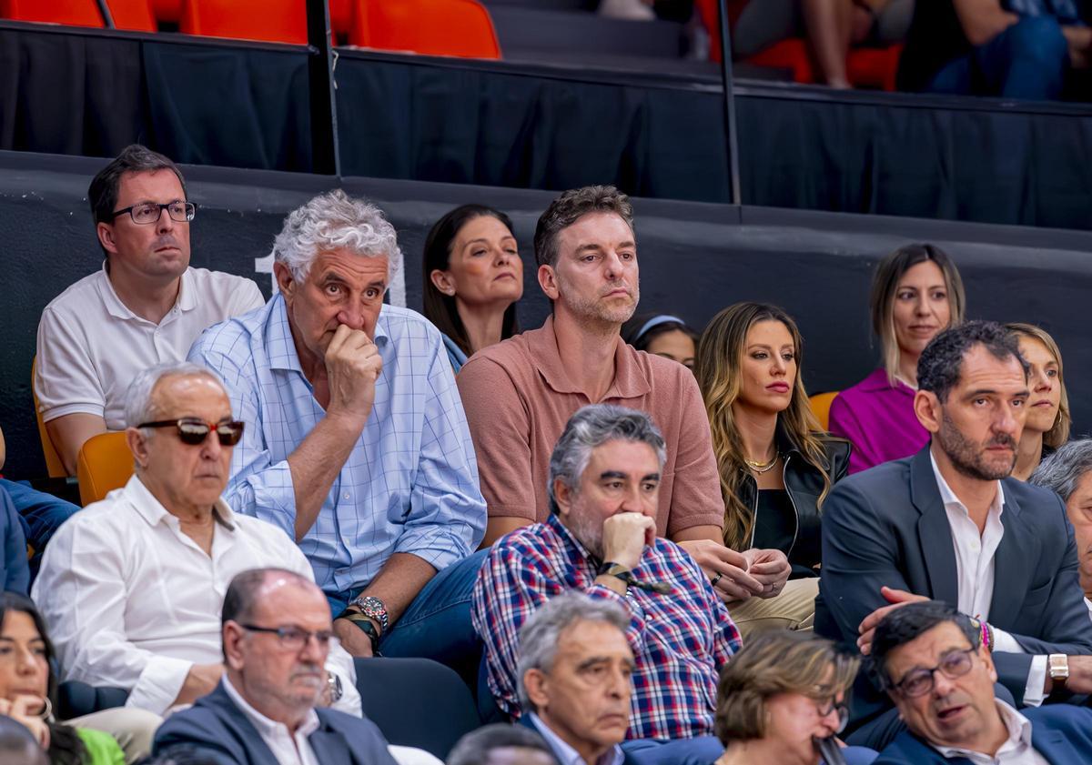 Pau Gasol  y Fernando Romay, en la tribuna de La Fonteta